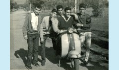 1961-62 3ºB Camp deporte <br />Se encuentra en la moto<br />